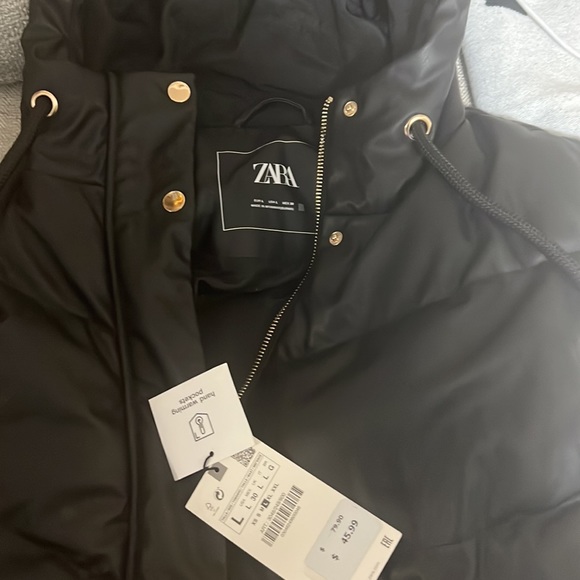 Zara black vest too big - Picture 2 of 3